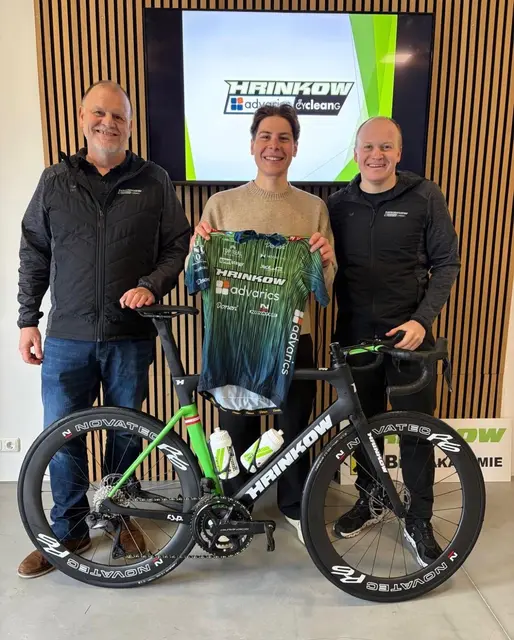 Josef Dirnbauer (Mitte) hat beim Team Hrinkow Advarics aus Steyr erst kürzlich seinen Vertrag unterzeichnet. | Foto: Hrinkow