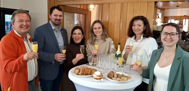 Manfred Greisinger (Enkel des Bäckerei-Gründers), Bürgermeister Georg Marksteiner, Neo-Chefin Petra Steiner, Laura Kasses, Andrea Pießnegger, Lena Kasses (v.l.).
 | Foto: privat
