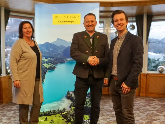 Übergabe in der Fuschlseeregion (v. l. n. r.): Daniela Kari (Aufsichtsratsvorsitzende), Peter Lev (neuer Geschäftsführer) und Christopher Langegger (bisheriger Geschäftsführer) | Foto: Fuschlseeregion