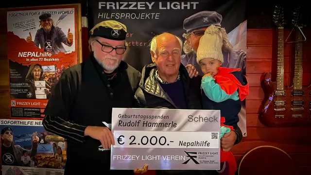 Frizzey Greif mit Rudolf Hammerle und dessen Enkelin. | Foto: Frizzey Light