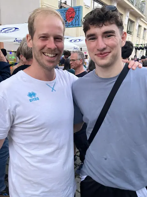 Vor seinem Wechsel zum HSV Hamburg war Handball-Teamspieler Elias Kofler (rechts) auf Heimatbesuch in Wien. Im Bild ist er mit dem früheren Ex-WAT-Fünfhaus-Jugendleiter Patrick Depauly beim Grätzlfest im  Nibelungenviertel im 15. Bezirk unweit der Stadthalle.   | Foto: Karl Ettinger