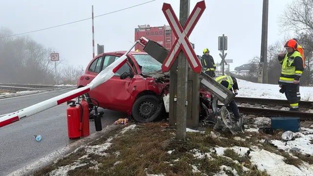 Pkw gegen Zug bei Erlauf – Lenkerin schwer verletzt. | Foto: DOKU-NÖ