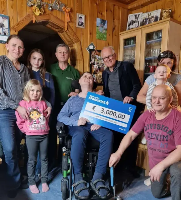 Mario Berger erhielt 3.000 Euro von Andy Mareks Weihnachtsshow. | Foto: privat