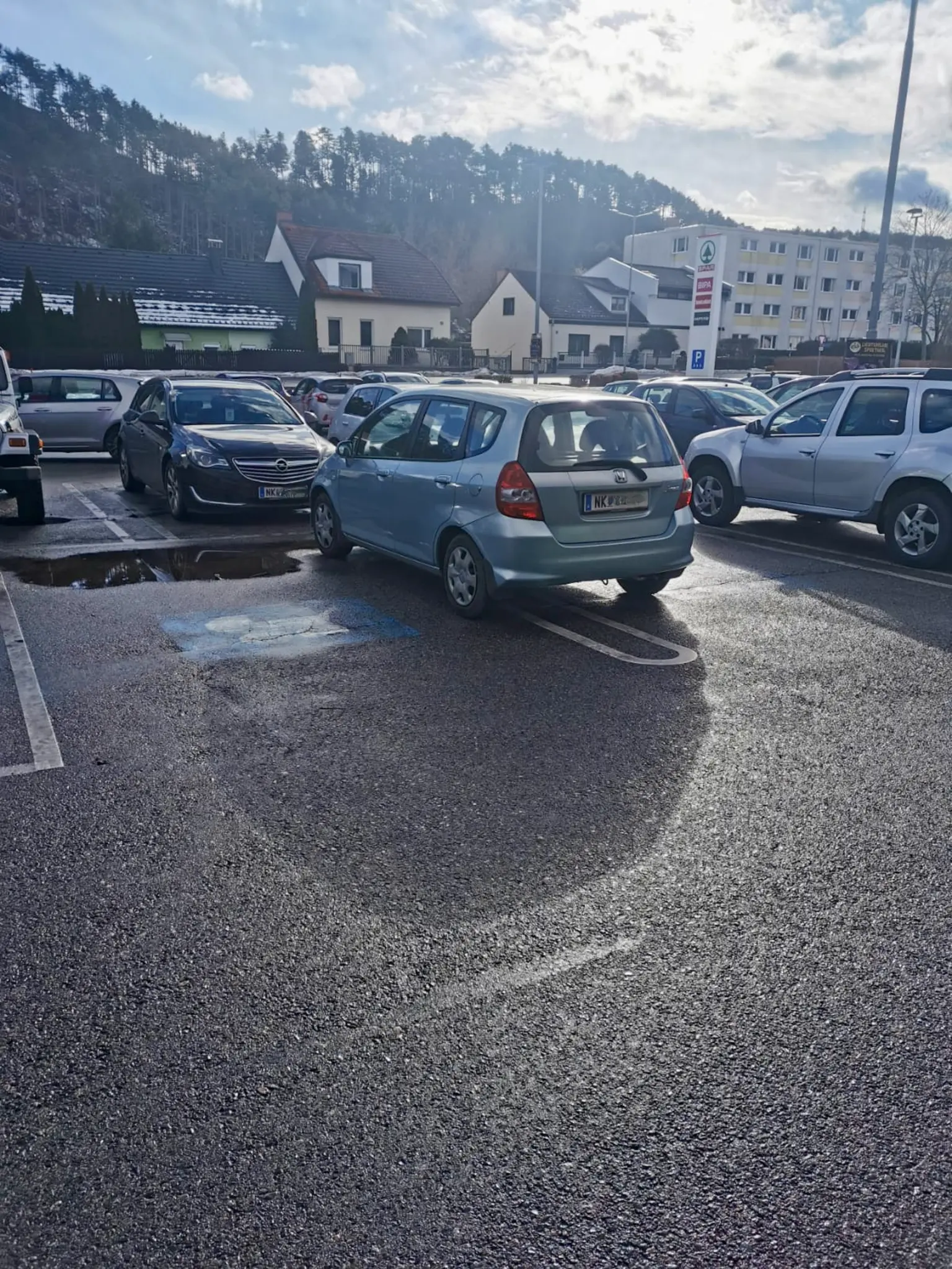 Wimpassing im Schwarzatale : Egoistisch – Autofahrer nahm vorm Supermarkt zwei Parkplätze in Beschlag