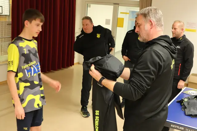 Da wird gleich einmal die Kapuze ausprobiert | Foto: Gerhard Langmann