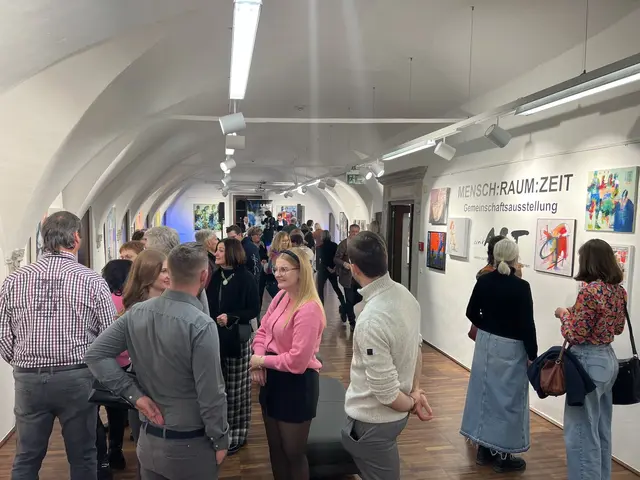 Sehr gut besucht: Die Vernissage zur Ausstellung „Mensch : Raum : Zeit“ zog zahlreiche kunstinteressierte Besucher:innen an.