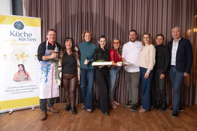 Walter Triebl (4. v. r.) und Verena Leitner (3. v. r.) kochten mit Werner Gregorisch (l.) und Betty O (M.) im Lilli in der Stadtgemeinde Fehring von Bürgermeister Johann Winkelmaier (r.). | Foto: Rene Strasser