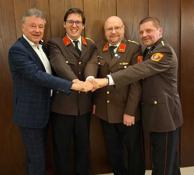 Bürgermeister Martin Falk gratulierte dem bewährten Kommando der Feuerwehr. | Foto: FF Zitternberg