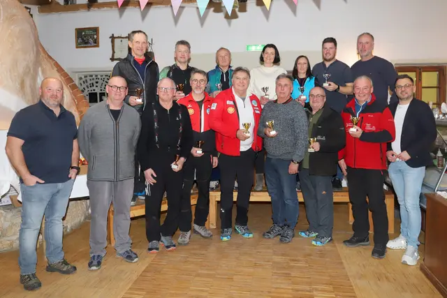 Die diesjährigen Sieger: das Team Köck KFZ Meisterbetrieb (vorne rechts), das Team AWG Rosenberg (hinten rechts) sowie die Gemeindebauern (links) mit Vizebürgermeister Stefan Schantl, Obmann-Stellvertreter Heribert Maitz und Bürgermeister Thomas Derler | Foto: Iris Bloder