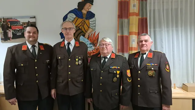 aktueller Feuerwehrkommandant und seine Vorgänger: HBI Markus Hofmann, EOBI Josef Schmidt, EOBI Erwin Bayer, EBI Leopold Zehetner | Foto: FF Feuersbrunn/Wolfgang Urban