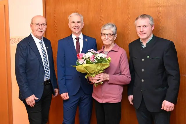 Vizebürgermeister Franz Gallhuber, Bürgermeister Michael Strasser, Rosa Danek, Gemeinderat Robert Gruber | Foto: Gemeinde Weinburg