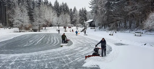 Die Eisschützen machen den Eisteich wintersportfit. | Foto: Manfred Wenzel