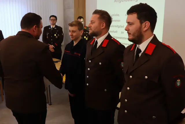 Drei Neue sprachen die Gelöbnisformel | Foto: Gerhard Langmann