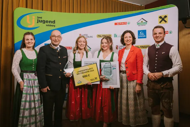 Die Landjugend Seekirchen erreichte mit ihrem Projekt „Ollerhond Mitanond – Gemeinsam mit Generationen“ nicht nur die Auszeichnung in Gold, sondern wurde auch als bestes Landesprojekt gekürt. V.l.n.r.: Landesleiterin Stv. Selina Kurz, Michael Porenta (Raiffeisen Salzburg), Maria Mayr, Projektleiterin Lisa-Marie Lausenhammer, Dir. MMMag. Dr. Anna Doblhofer-Bachleitner (Raiffeisen Salzburg), Landesleiter-Stv. Johannes Unterrainer | Foto: derPlotti | Matthäus Schröcker, Sead Dedic