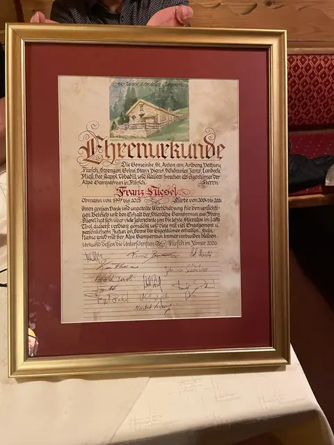 Diese Ehrenurkunde wurde Franz Hiesel überreicht.  | Foto: Helmut Mall