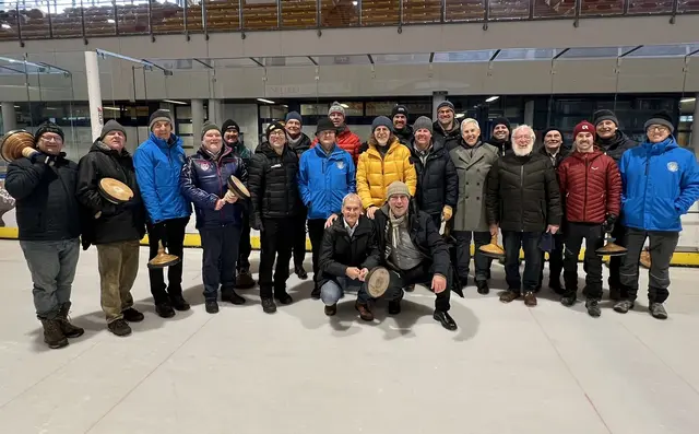 Die beiden Lions-Teams aus Gmunden und Ischl, gut gelaunt zum Gruppenfoto aufgestellt. vorne hockend, die beiden Präsidenten Johann Kaltenleithner (Gmunden, li.) und Christof Kravutske (Ischl, re.). | Foto: Lions Club/Grill