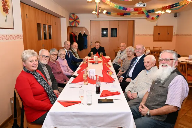 Bei einem gemeinsamen Gratulationsessen wurden die Geburtstagsjubilare persönlich geehrt.  | Foto: Gemeinde Weinburg