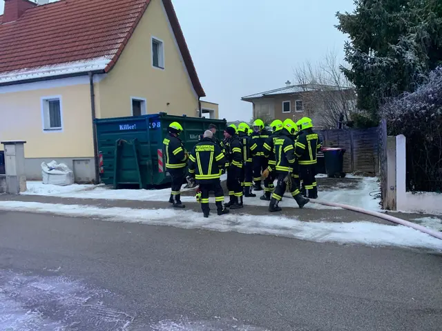 Feuerwehrleute beim Einsatz. | Foto: DOKU-NÖ