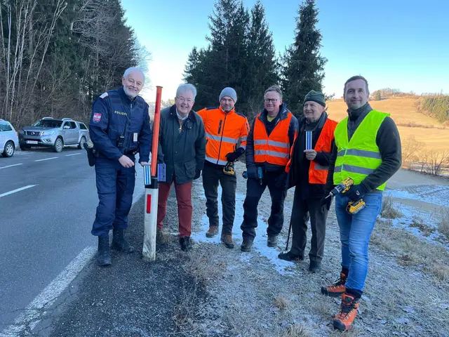 Polizeiinspektionskommandant Alexander Benedikt, Bürgermeister Walter Zemrosser (links) und Vizebürgermeister Michael Baumgartner (rechts) mit den Jägern bei der Montage.

 | Foto: Stadtgemeinde Althofen