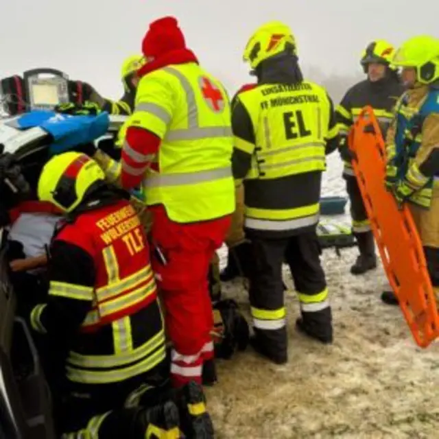 Noch bevor die Unfallstelle vollständig abgesichert war, traf der Rettungsdienst ein.