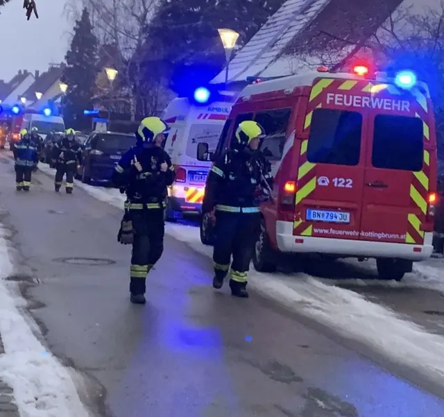Feuerwehren bei ihrem Einsatz. | Foto: DOKU-NÖ