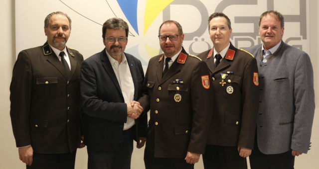 Bei der Mitgliederversammlung der Feuerwehr Mödring: Verwalter Mario Hofbauer, Bürgermeister Gerhard Lentschig, Kommandant Hannes Pucher, sein Stellvertreter Andreas Fally und Stadtrat Manfred Daniel. | Foto: FF Mödring