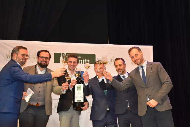 Gemeinsam wurde mit einer Glaserl Leibnitzer Stadtwein auf das neue Jahr angestoßen. | Foto: MeinBezirk/W. Fischer