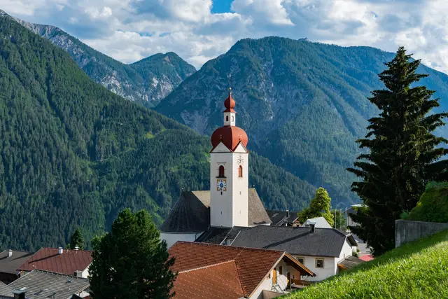 Am Donnerstagnachmittag ereigneten sich in Osttirol beinahe zeitgleich zwei Verkehrsunfälle – auf der Drautalstraße in Assling kollidierten zwei Pkw, in Lienz übersah eine Pkw-Lenkerin eine junge Radfahrerin. | Foto: AgnolettoA/panthermedia