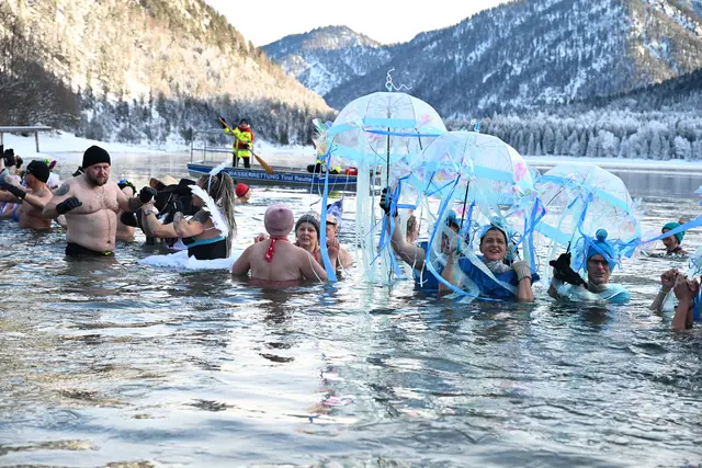 Das Dreikönigsbaden am Plansee war trotz eisiger Temperaturen von -15 Grad ein voller Erfolg. | Foto: Schöndorfer/Camping Plansee