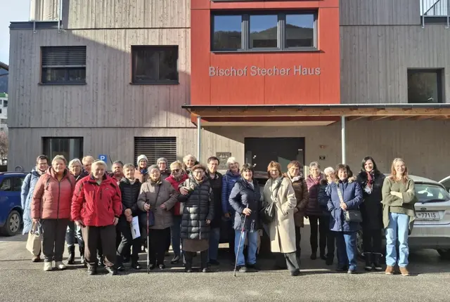 Besucher und Gastgeber vor dem Arche-Haus. | Foto: Birgit Erhart
