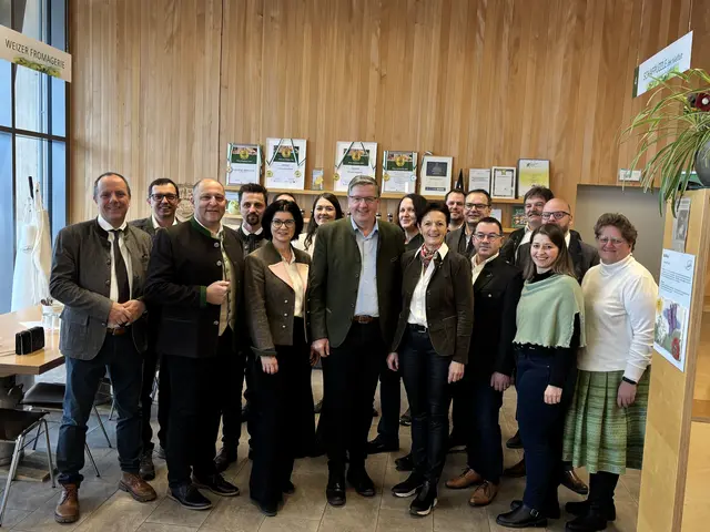 Der Steirische Bauernbund stellt ein starkes Team für Weiz: BPO Abg. z. NR Bgm. Christoph Stark, Vizebürgermeister Kurt Nistelberger, Spitzenkandidat des Bezirkes Weiz Sepp Wumbauer, Direktor Bernd Brodtrager, Günter Glatzer, Ursula Reiter, Melanie Haas, Paul Lang, Präsident Andreas Steinegger, Ingrid Gurber, Vizepräsidentin Maria Pein, Hannes Eder, Martin Loidolt, Manfred Reisenhofer, Peter Höller, Rupert Hütter, Sofie Haubenwallner und LAbg. Bgm. Silvia Karelly (v. l.). | Foto: MeinBezirk/Leonie Herrmann