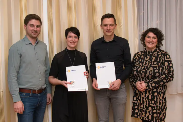 Geehrt für 25 Jahre Aktivität im Musikverein: Kerstin Theuerkauf und Robert Heiligenbrunner zwischen Kapellmeister Matthias Hinterleitner und Obfrau Evelyne Radl. | Foto: Musikverein Biberbach