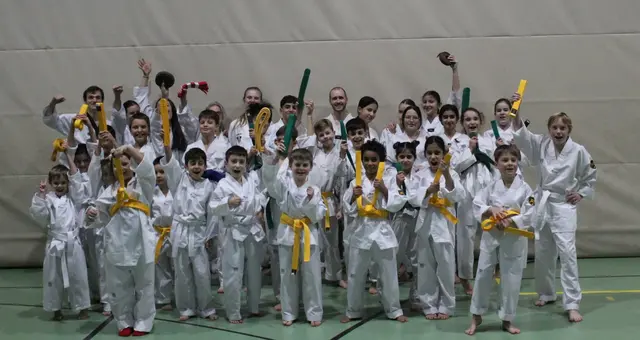 Große Freude nach den bestandenen Gürtelprüfungen