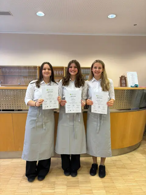 Annamaria Sicaja, Hanna Skrabl und Katharina Aigner zeigen stolz ihre Zertifikate vor | Foto: Hannah Mayer