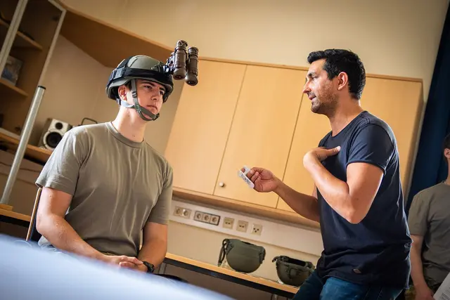 Christian Paumann, Lecturer am Institut für Physiotherapie am IMC Krems, bei Messungen im Rahmen des „Tactical Neck Protection Project“ | Foto: Theresianische Militärakademie