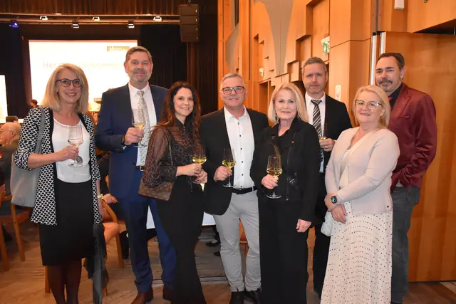 Vizebürgermeister Rene Kniewallner mit SPÖ-Gemeinderätinnen und Gemeinderäten sowie Anita Winkler (links) von den Grünen. | Foto: MeinBezirk/W. Fischer