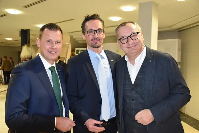 Bürgermeister Daniel Kos mit Vizebürgermeister Jochen Pießnegger und Oliver Michl beim Smalltalk | Foto: MeinBezirk/W. Fischer