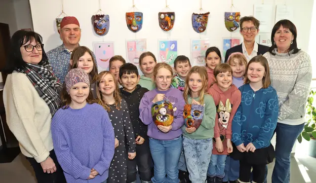 In der Volksschule Ebensee wurden Fetzenlarven aus Ton als Schulprojekt gestaltet. | Foto: Hörmandinger