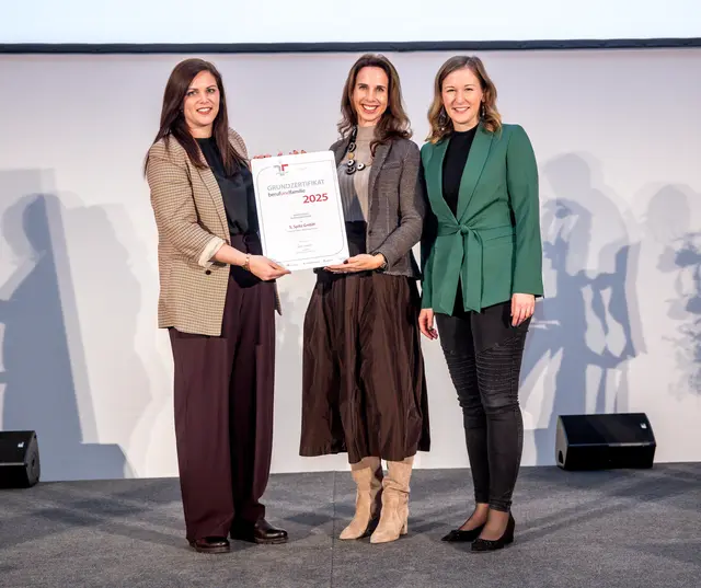 Ramona Leb (Mitarbeiterin in der Personalabteilung, S. Spitz GmbH), Julia Wienerroither (Leiterin der Personalabteilung, S. Spitz GmbH) und Claudia Bauer (Bundesministerin für Europa, Integration und Familie) (v.l.). | Foto: Harald Schlossko