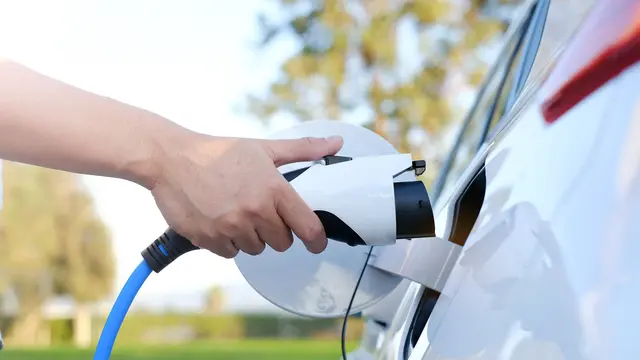 St. Veit führt die Liste der meisten neuzugelassenen E-Autos 2025 innerhalb Kärntens an. | Foto: paulynn/adobe.stock