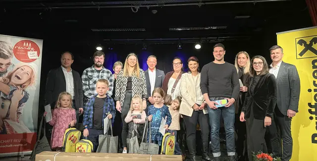 Gewinner, Glückengerl und die Vertreter der Kaufmannschaft stellten sich am Ende für ein Gruppenfoto zusammen. | Foto: Kaufmannschaft Reutte