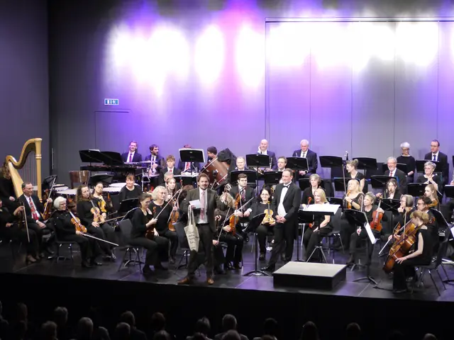Moderator Lukas Meißl führte durch den Konzertabend und brachte die Gäste dabei immer wieder zum Schmunzeln.  | Foto: MeinBezirk/Leonie Herrmann