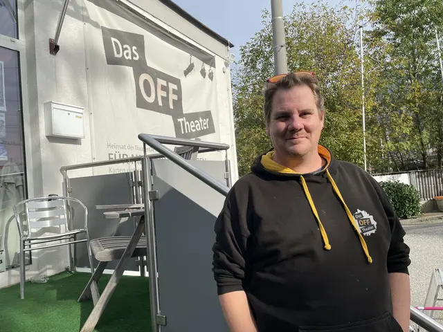 Alex Linse ist Gründungsmitglied und leitet das Off-Theater im Stadtteil Gnigl.  | Foto: Lisa Gold