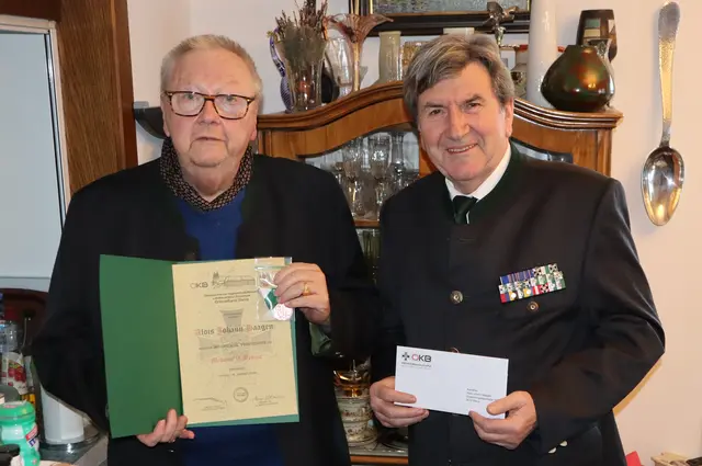 Der 75-er glänzt nun in Bronze - Alois Haagen, Franz Hopfgartner (v.l.) | Foto: Gerhard Langmann