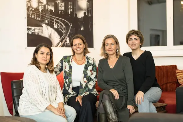 Zahra Zamaninie, Anna Schneeweiß, Agnes Preslmayr und Soudeh Dadgar (v.l.) gründeten die Galeriegruppe.  | Foto: Foto: EH Fotografie/Elke Holzmann