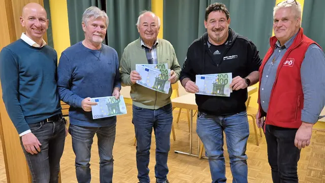 Das glückliche Siegertrio, der drittplatzierte Hubert Podertschnigg (2.v.r.), Gewinner Norbert Gutschi (Mitte), Zweitplatzierter – und weitestangereister Teilnehmer aus Niederösterreich Robert Steinreiber (2.v.l.) mit Ortsparteivorsitzendem Hans Jürgen Ferlitsch und GR Thomas Golob | Foto: SPÖ Eibiswald