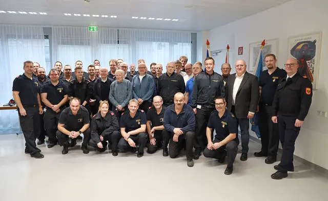 Die Betriebsfeuerwehr des UK Tulln, Kommandant OBI Manfred Gogl (1.v.l.), Kaufmännischer Direktor Dipl. KH-BW Andreas Mikl (3.v.r.), Unterabschnittskommandant HBI DI Dr. Johannes Ofner (1.v.r.) im Rahmen der Jahreshauptversammlung der Betriebsfeuerwehr. | Foto: Universitätsklinikum Tulln-Klosterneuburg