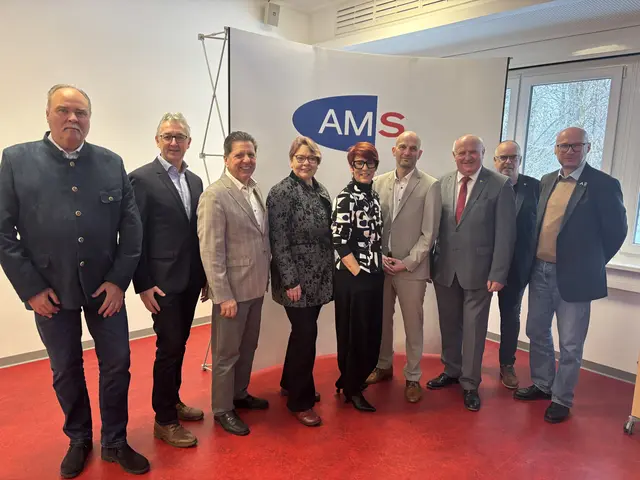 Bürgermeister-Riege: Walter Buxkandl (Zwölfaxing, ZIB), Vize Christoph Lampert (Maria Lanzendorf, Grüne), Fritz Blasnek (Leopoldsdorf, ÖVP), Karin Baier (Schwechat, SPÖ), Eva Wienerroither, Michael Schöpf (AMS Schwechat), Ernst Wendl (Himberg, SPÖ), Robert Szekely (Klein-Neusiedl, SPÖ) und Thomas Schwab (Gramatneusiedl, SPÖ) | Foto: MeinBezirk/Birgit Bachhofner