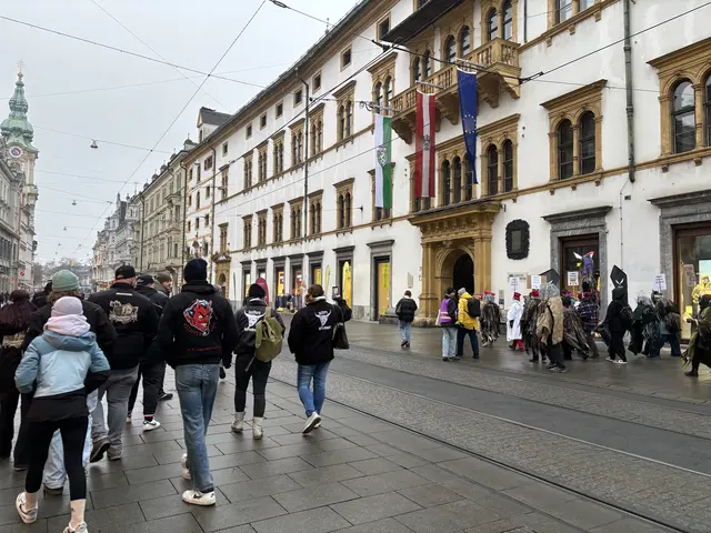 Vertreterinnen und Vertreter klassischer Perchtengruppen waren auch vor Ort, eine angekündigte Gegendemo blieb aber aus.  | Foto: MeinBezirk/Antonia Unterholzer