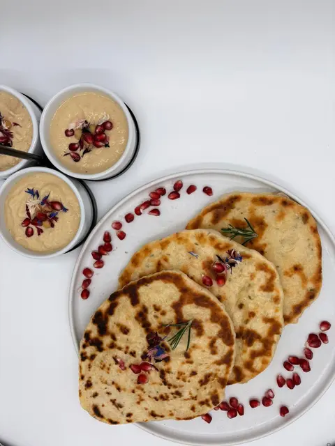 Naan Brot mit Hummus | Foto: Hannah Mayer